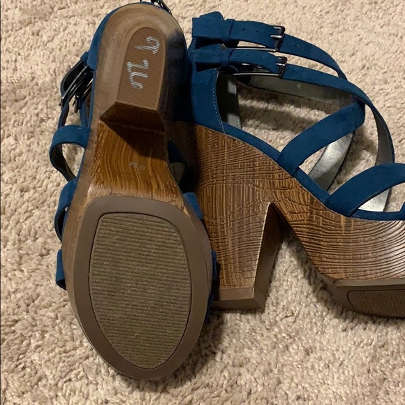 GUESS Pumps - Picture 2 of 5